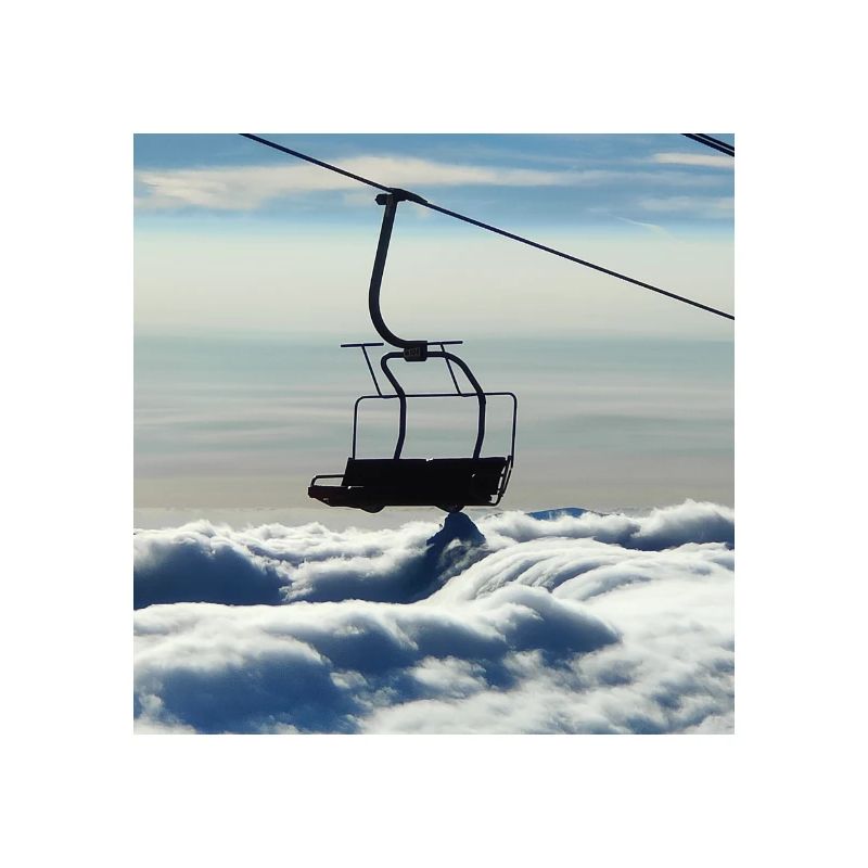 Mer de nuage et télésiège