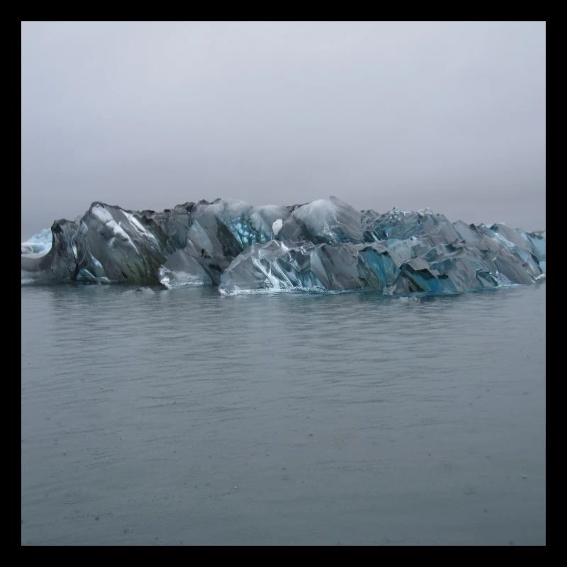Island blau schimmernder Eisberg