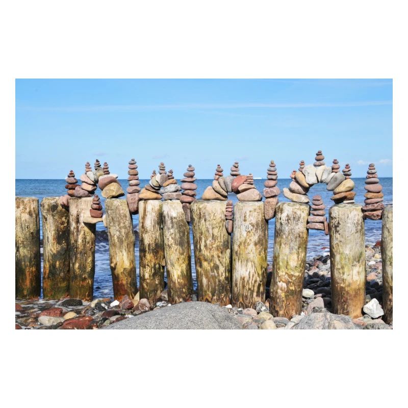 Mit Steinmännchen Kunst am Strand