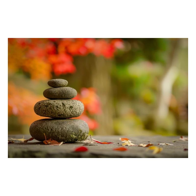 Zen Stone Stack mit Herbstblättern