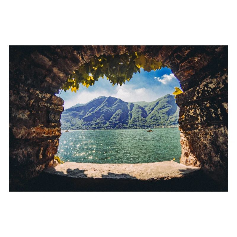 A window on Como Lake