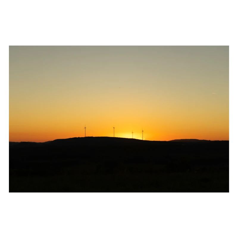 Coucher de soleil au-dessus des éoliennes