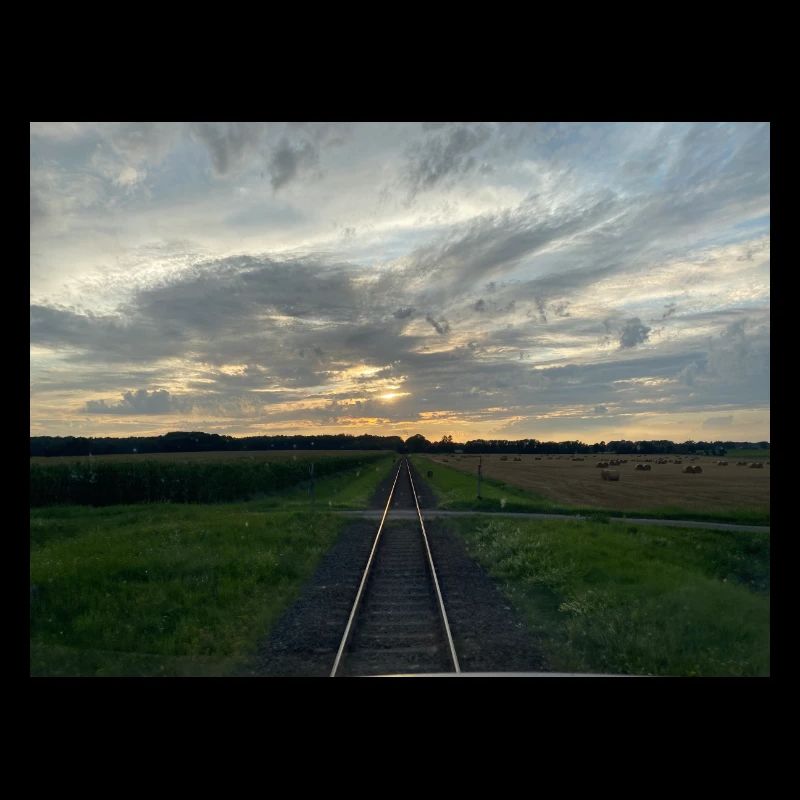 Eisenbahn fährt in den Abend