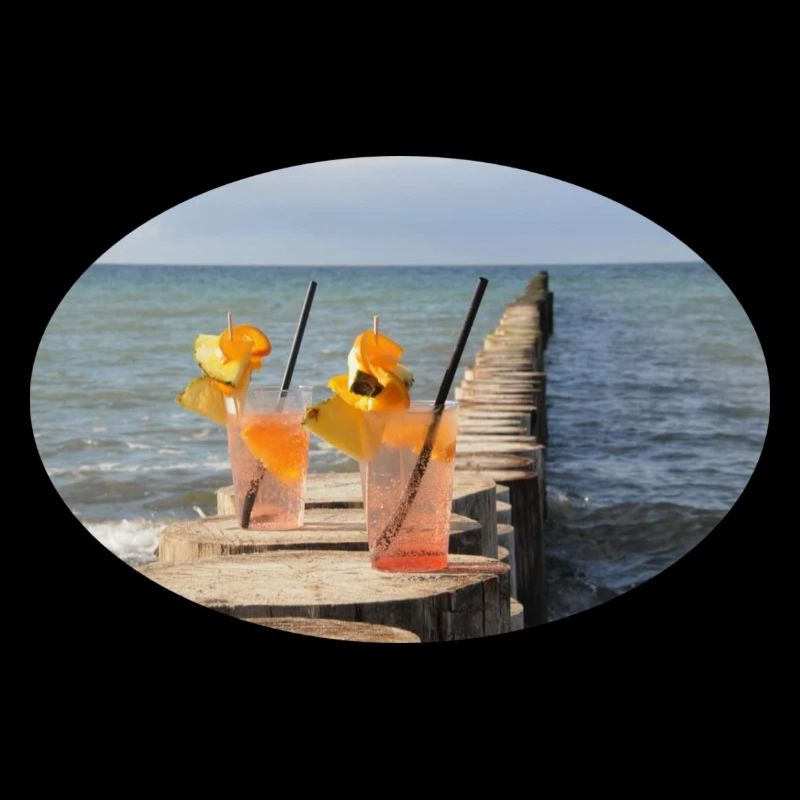 Zwei erfrischende Cocktails am Strand