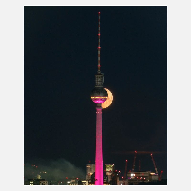 Tour de télévision rose de Berlin avec grande lune