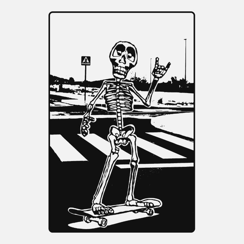 Skelett mit Skateboard überquert eine Landstrasse.