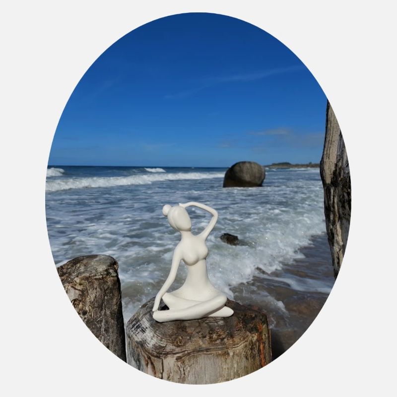 Yogafigur am Strand