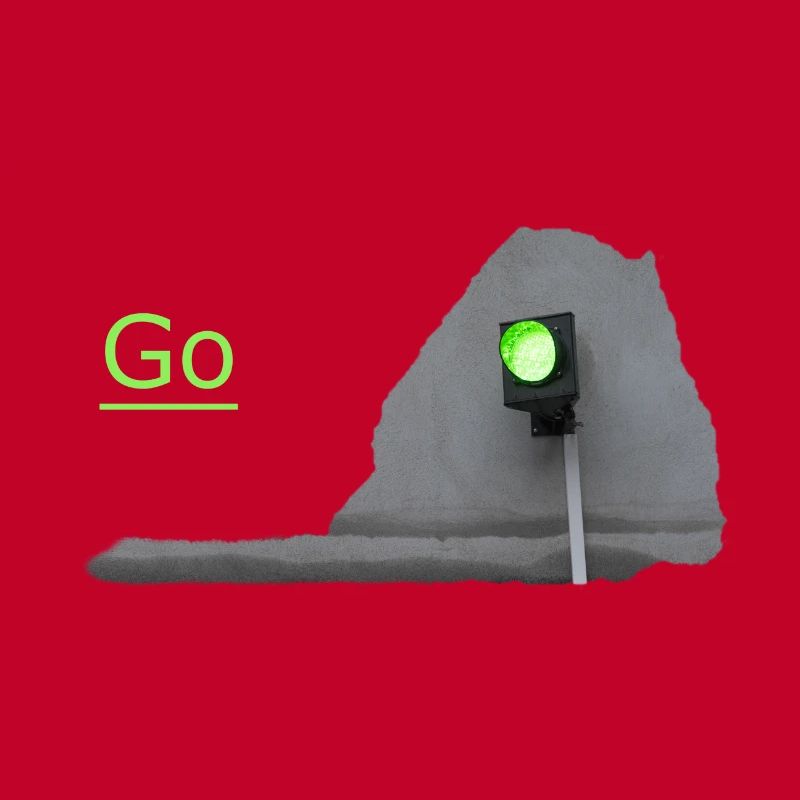 Le feu de circulation brille en vert devant le gris