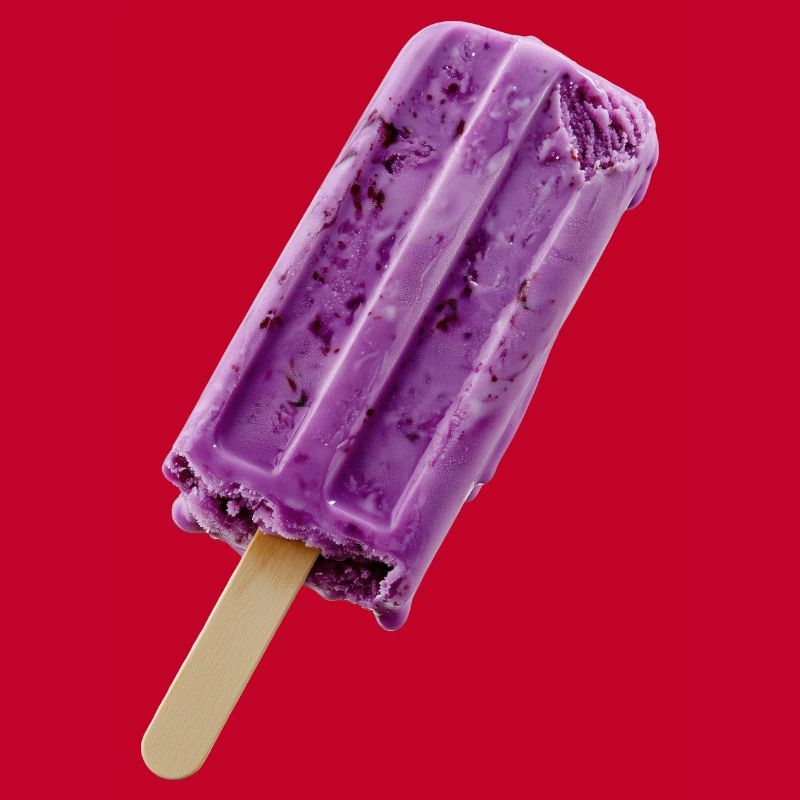 Glace violette sur un bâtonnet