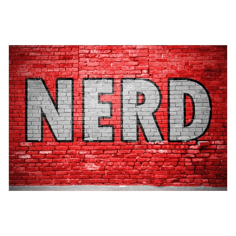 Graffiti de nerd sur un mur de briques