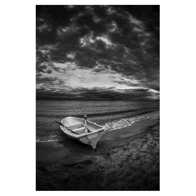 Ein Boot an einem dunklen Ufer