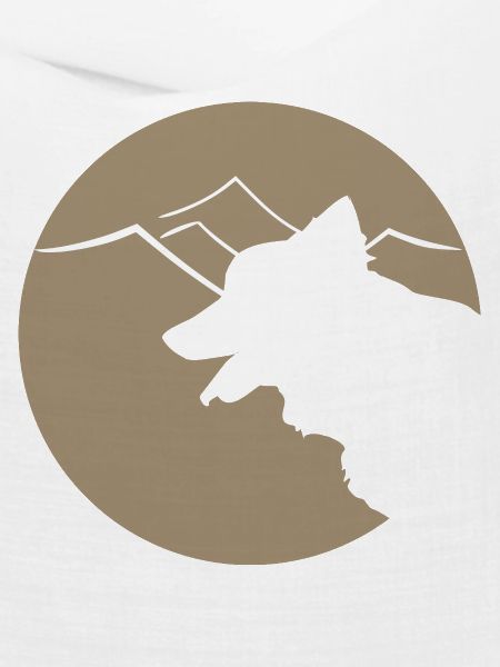 Hundsilhouette im Gebirge oder Dünen