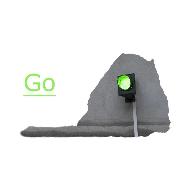 Le feu de circulation brille en vert devant le gris