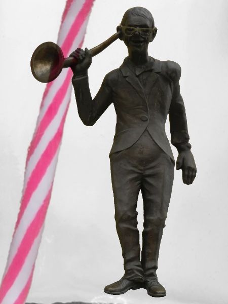 Statue mit Hörrohr