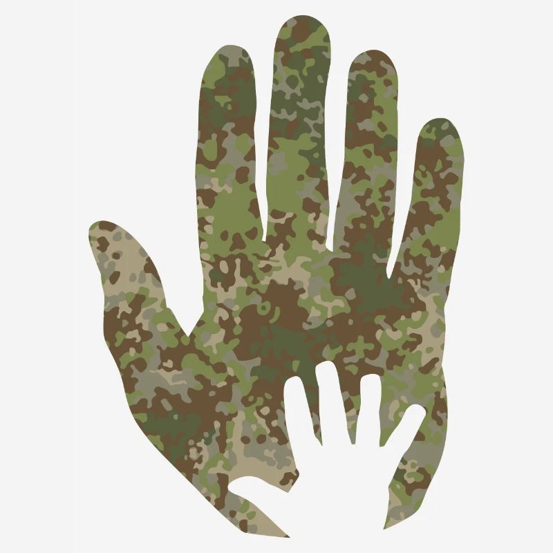 Main de bébé de camouflage multitarn à la main