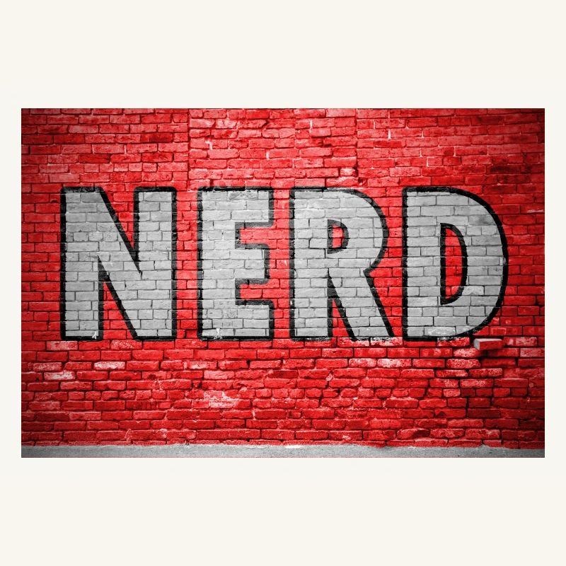 Graffiti de nerd sur un mur de briques