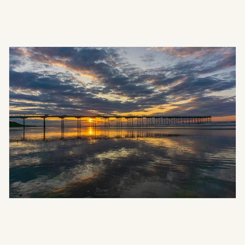 Reflets de la jetée du coucher de soleil