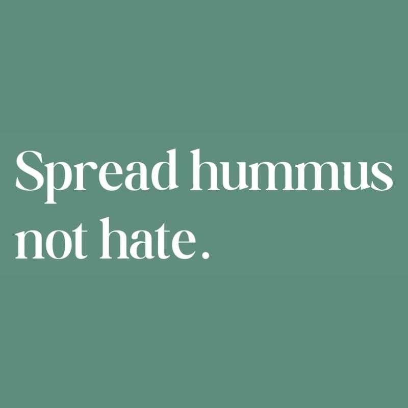Hummus verteilen.