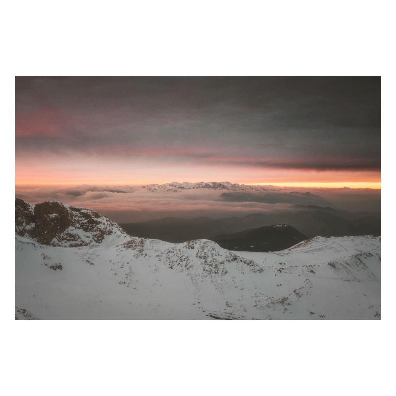 Coucher de soleil d’hiver morose sur les montagnes de Grèce