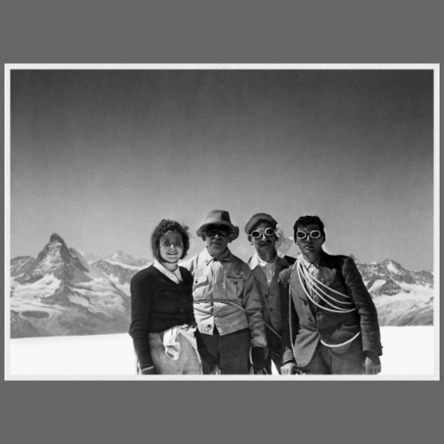 Vier glückliche Bergsteiger