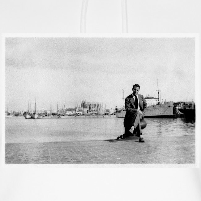 Foto | Vintage | Mann in Anzug sitzend vor Hafen