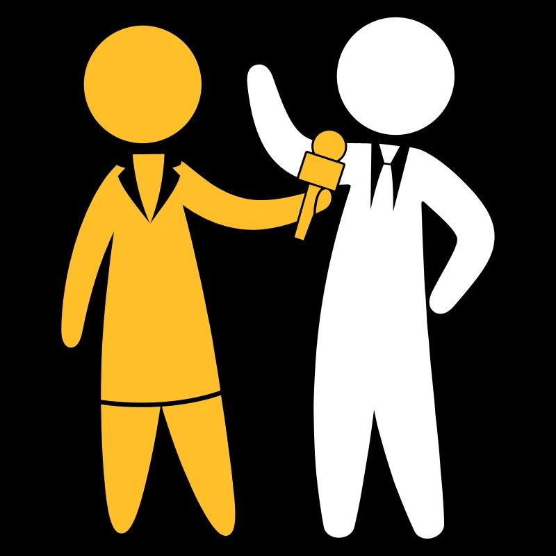 Le journaliste parle dans le micro