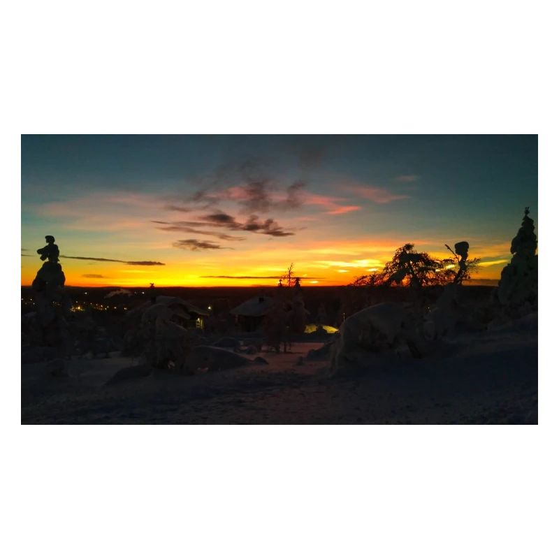 Coucher de soleil dans un paysage enneigé
