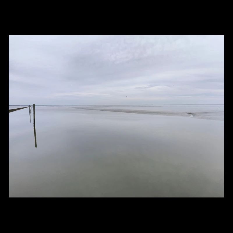 Bord de mer silencieux avec reflet du ciel