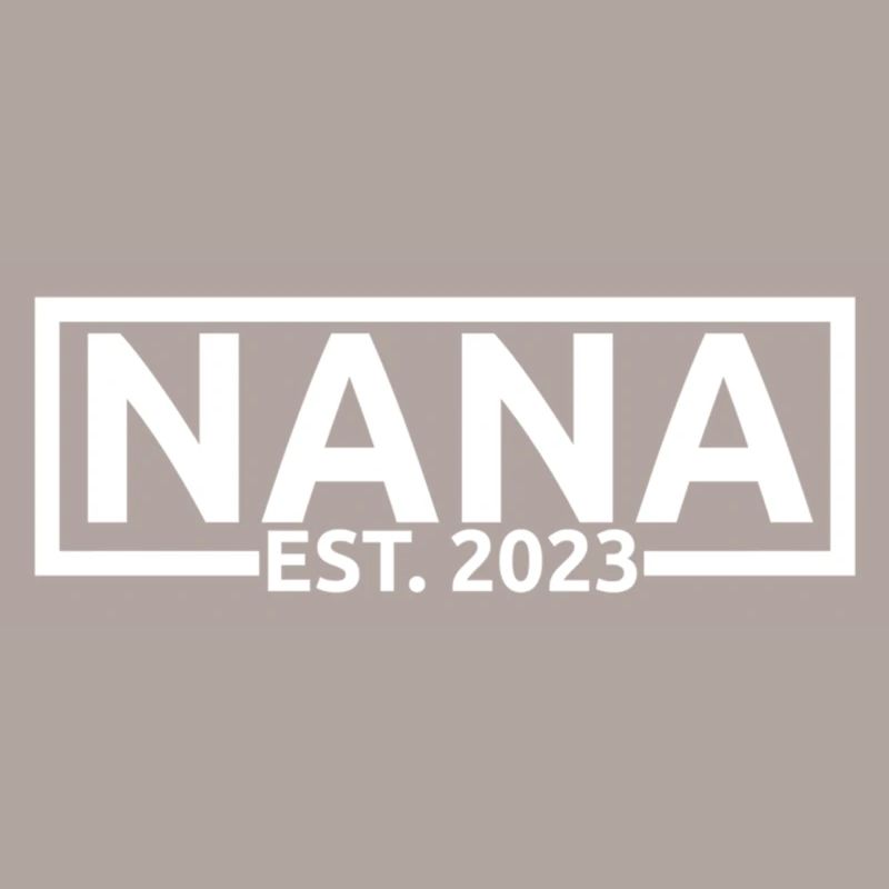 Nana Est 2023 neue Großmutter wird befördert