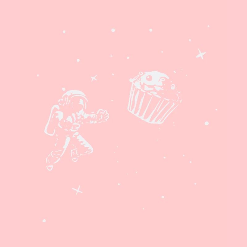 Un astronaute flotte après Muffin dans l’espace