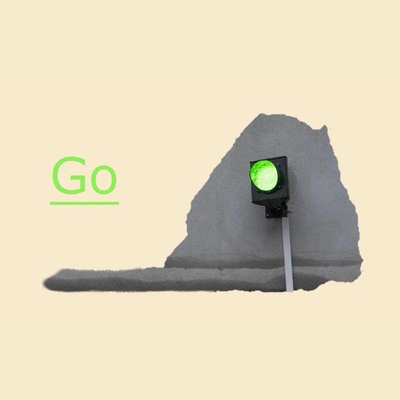 Le feu de circulation brille en vert devant le gris