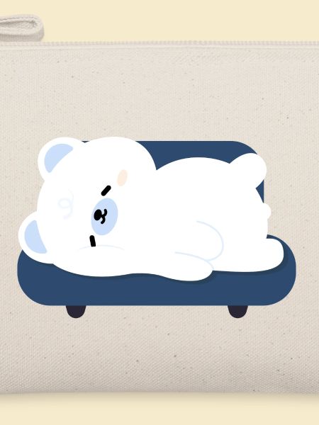 Müder Eisbär auf Sofa