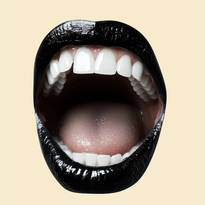 Bouche ouverte avec rouge à lèvres noir