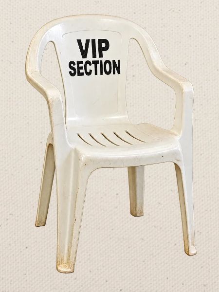 VIP Section – Plastikstuhl mit Größenwahn