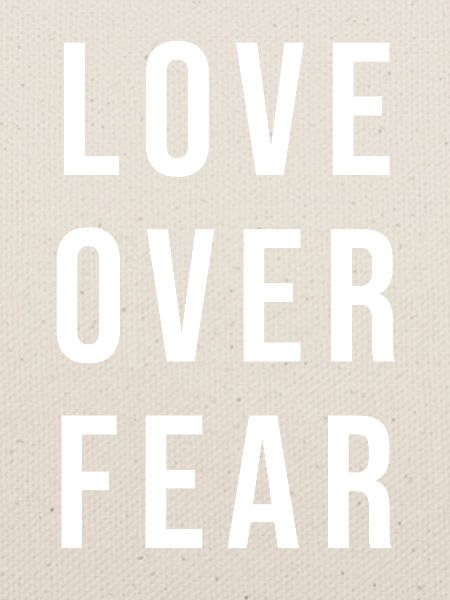 Love Over Fear Typografie