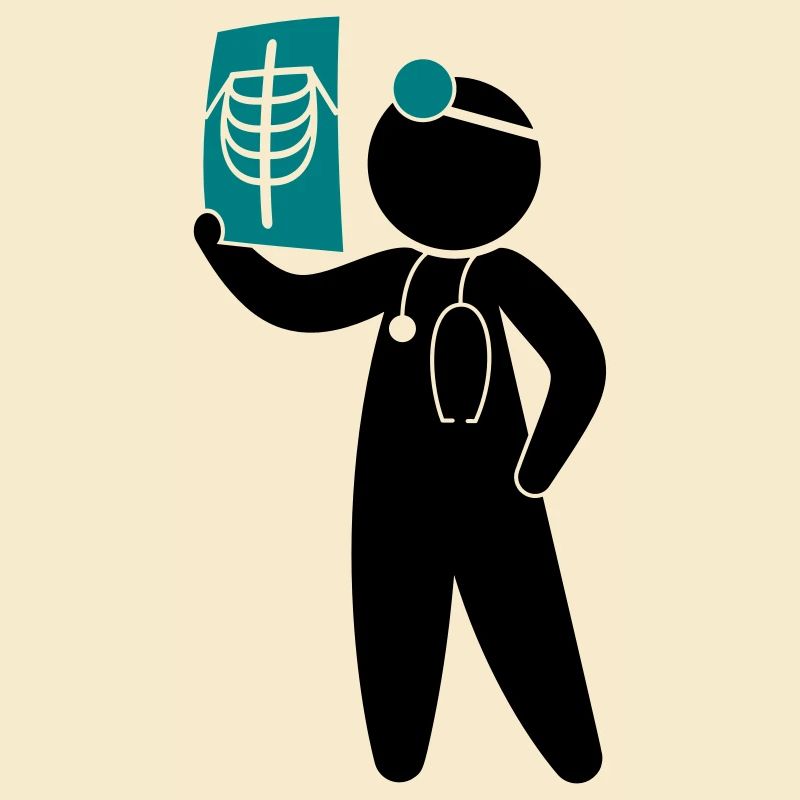 Un médecin examine une radiographie