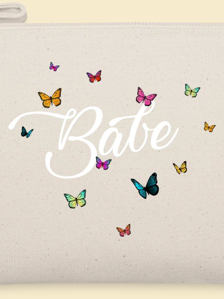 Babe Schmetterlingsmuster auf dunklem Hintergrund