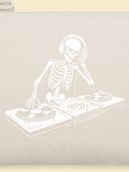 DJ Skeleton in Kopfhörern