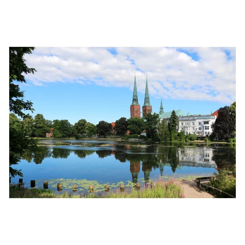 idyllischer See mit Kirche