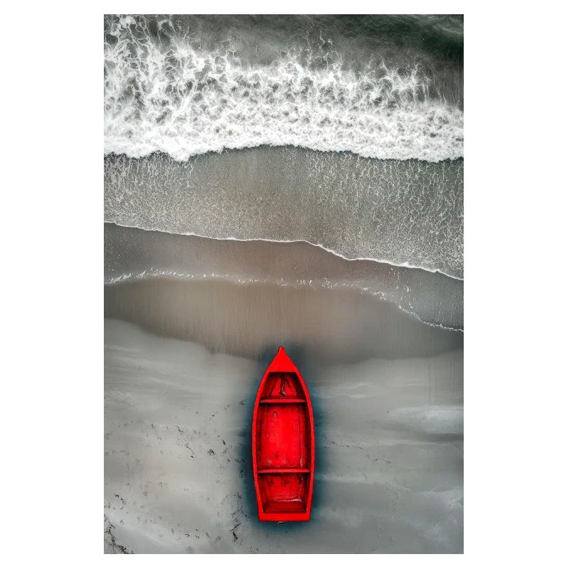 Rotes Boot am Grauen Ufer