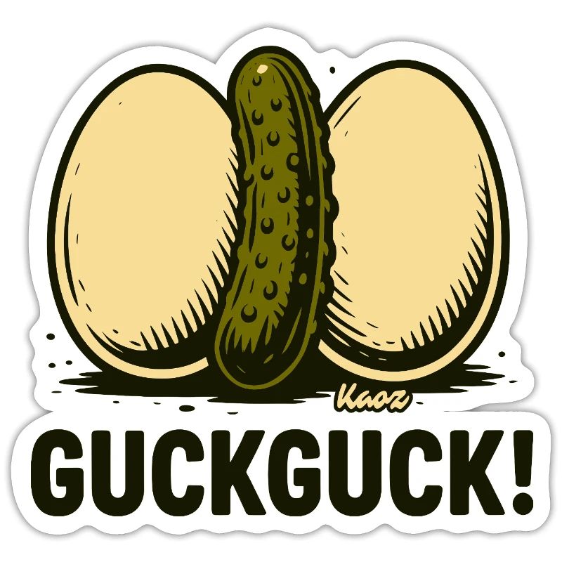 Zwei hartgekochte Eier mit einer Gurke