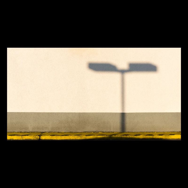 Der Schatten der Straßenlaterne an der Fassade