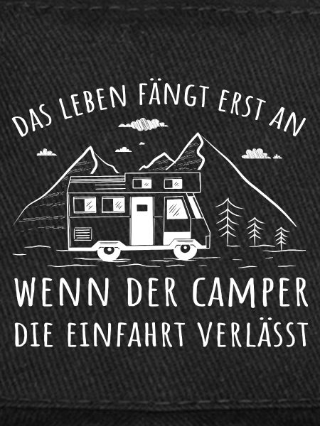 Camper verlässt die Einfahrt