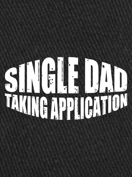 Papa célibataire prenant l’application 8