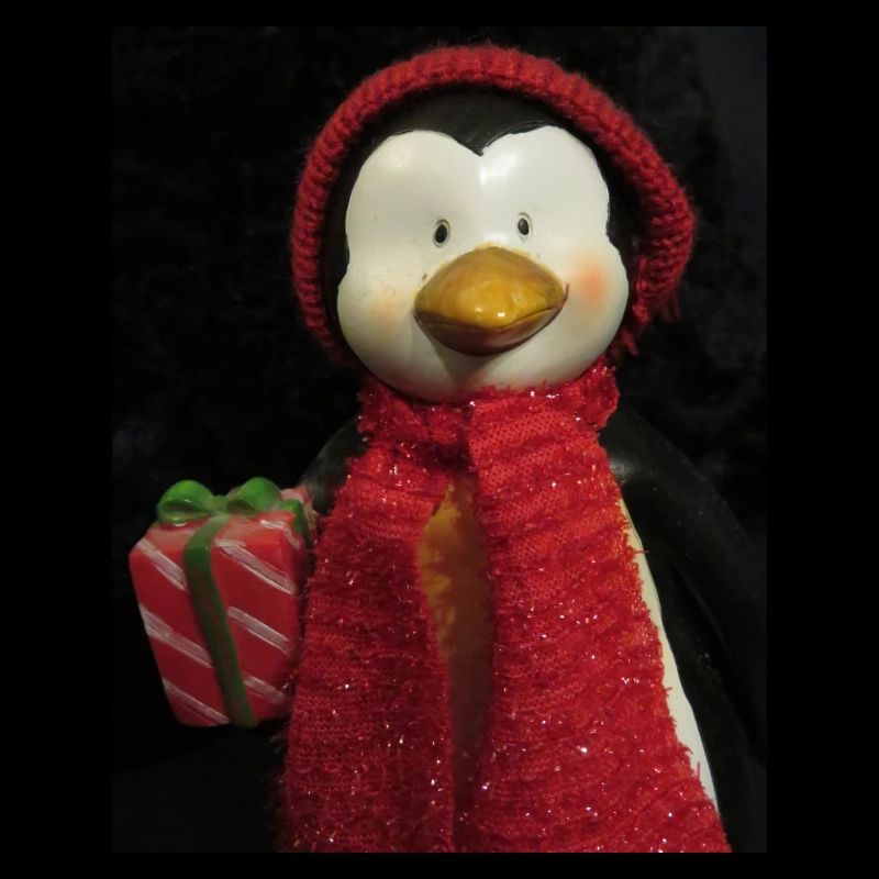 Pinguin mit Hut, Schal und Geschenk