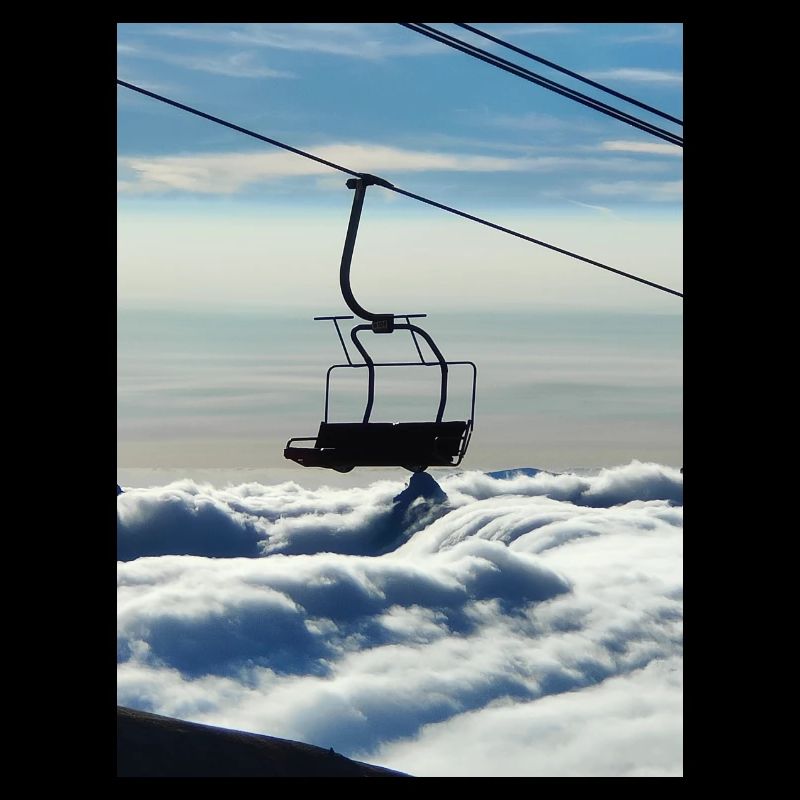 Mer de nuage et télésiège