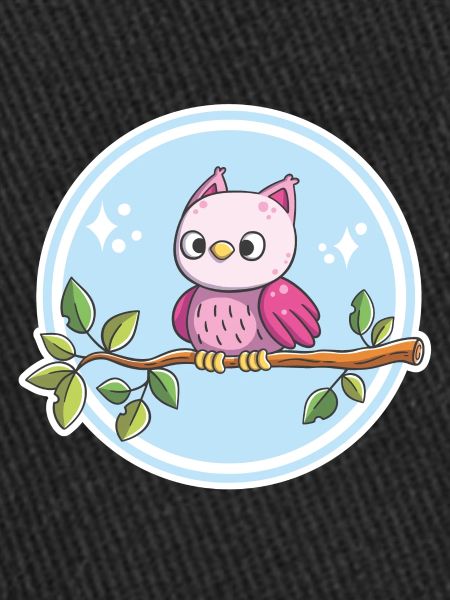 Hibou mignon sur une branche