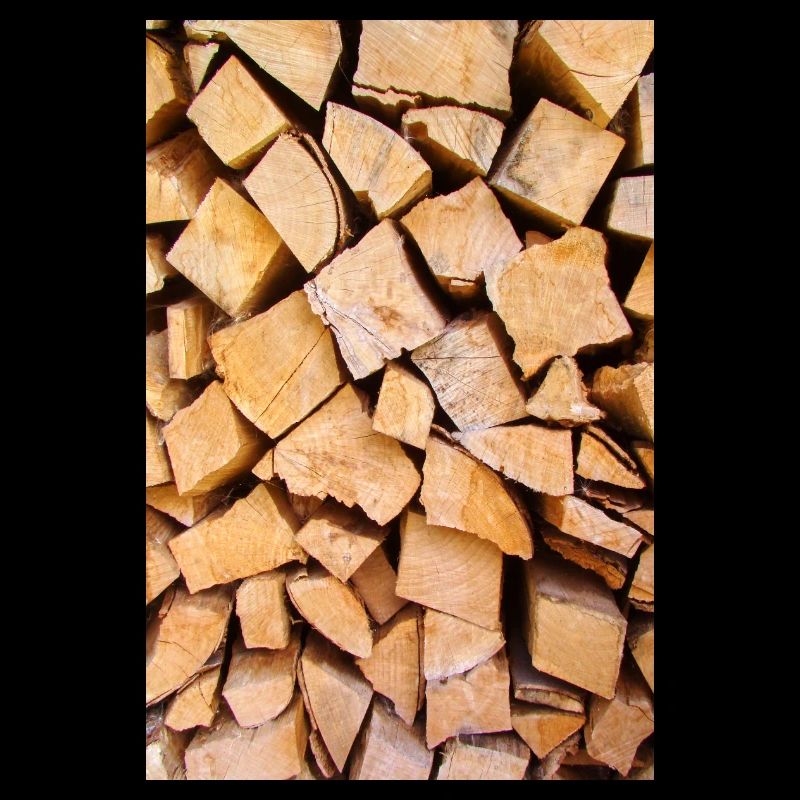 Stapel gespaltenes Buchenholz