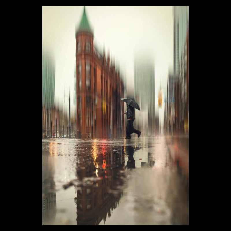 Between rain and reflection – city moment
