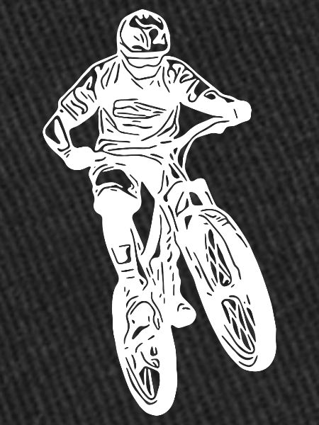 Mountainbiker springt mit Fahrrad